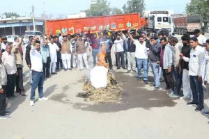 Transporter’s Movement: फिटनेस प्रक्रिया बंद होने से भड़का आक्रोश, परिवहन मंत्री का पुतला दहन