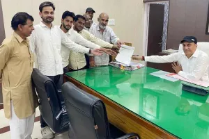 बिजली दरों में कटौती को लेकर आम आदमी पार्टी ने मुख्यमंत्री के नाम सौंपा ज्ञापन