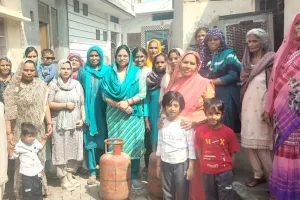 LPG Cylinder Shortage: रसोई गैस की कीमतों और किल्लत के खिलाफ महिलाओं ने किया प्रदर्शन