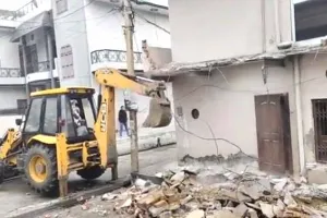Bulldozer Action: भादरा में चिट्टा तस्कर के अवैध निर्माण पर चला बुल्डोजर