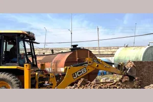 Bulldozer Action: ऐलनाबाद में अवैध कॉलोनी पर बुलडोजर चलने से हड़कंप