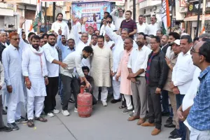 Congress Protests: महंगाई व गैस किल्लत के विरोध में कांग्रेस का प्रदर्शन
