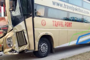 Yamuna Expressway Accident: ईको वैन-बस में भीषण भिड़ंत! वैन के पिछले हिस्से के उड़े परखच्चे