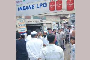 Gas Cylinder News: ईद नजदीक आते ही गैस सिलेंडरों की मांग बढ़ी, एजेंसी पर लंबी कतारें
