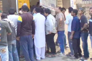 Smart Meters: स्मार्ट मीटरों के ऑटोमैटिक विच्छेदन से उपभोक्ता परेशान, एसडीओ ऑफिस पर लगी कतार