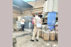 सैदपुर की फैक्ट्री में छापा मारकर 28 अवैध कमर्शियल गैस सिलेंडर किए बरामद
