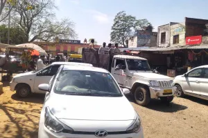 रेलवे स्टेशन के बाहर अवैध वाहनों का कब्जा