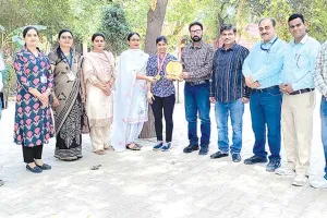 सरसा की पायल को कुश्ती में कमाल करने पर शाहपुर बेगू विद्यालय में किया सम्मानित