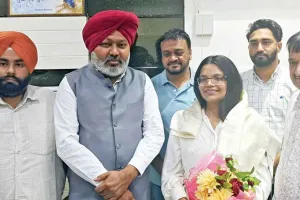 गुजरात में जज बनीं प्रिया गोयल का वित्त मंत्री हरपाल सिंह चीमा ने बधाई देकर किया सम्मान  