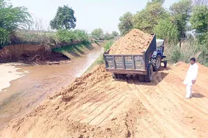 नाथूसरी चौपटा से गुजरने वाली शेरांवाली नहर दड़बा कलां के पास टूटी, किसानों को करना पड़ा भारी नुकसान का सामना