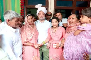 Rahul Gandhi: निभाया वादा, बेटी को आशीर्वाद देने राहुल गांधी पहुंचे मदीना गांव