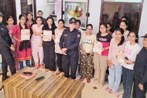 छात्राओं को सिखाए आत्मरक्षा व डिजिटल सहायता के तरीके