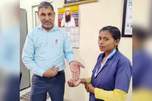 Honesty: शाह सतनाम जी स्पेशलिटी अस्पताल के कर्मचारी ने सोने की बालियां असली मालिक को लौटाईं