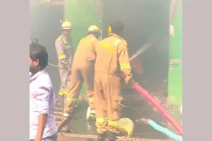 Fire: शिकोहाबाद में आग लगने के बाद मकान में हुआ धमाका, आधा दर्जन घायल