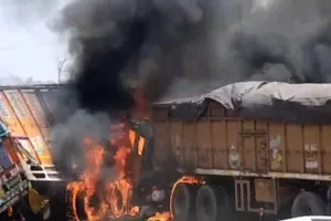 Jharkhand Accident: झारखंड में खौफनाक सड़क हादसा, भिड़ंत के बाद धू-धू कर जले दो ट्रक