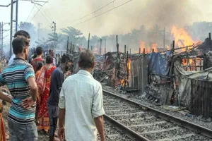 रेलवे लाइन के पास झुग्गी बस्ती में आग लगने से ट्रेन सेवाएं प्रभावित, यात्रियों को भारी परेशानी