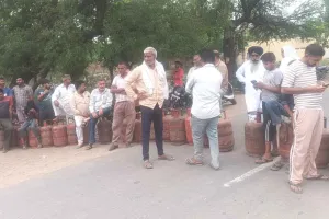 कुराली में गैस आपूर्ति ठप होने पर ग्रामीणों का हंगामा, बस अड्डे पर लगाया जाम