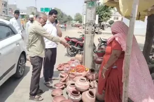 भीषण गर्मी में हर साल बढ़ती है बिक्री, इस बार डिमांड के आगे कम पड़ गए मटके