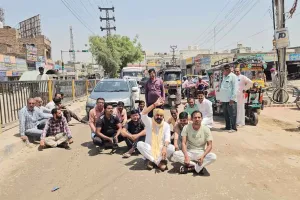 सड़क निर्माण में लेवल गड़बड़ी पर चक्काजाम