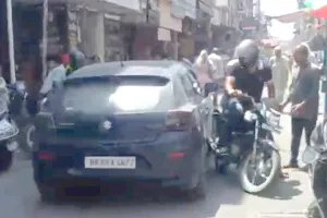 तेज रफ्तार कार ने मचाया तांडव, एक दर्जन बाइकों को मारी टक्कर