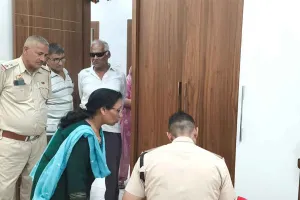 Theft News: घर का ताला तोडकर चोरों ने लाखों की कीमत के आभूषण व नगदी पर किया हाथ साफ