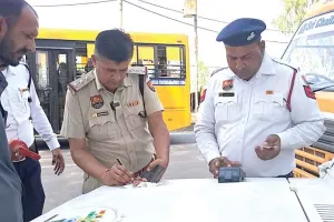नियम तोड़ने पर यातायात पुलिस ने काटे 7 स्कूली बसों के चालान, एक इंपाउंड
