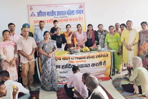 भीषण गर्मी में जरूरतमंदों को बांटा शरबत और फल 