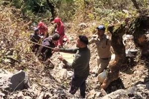 Chamoli Accident: 400 मीटर गहरी खाई में गिरी ईको वैन, एक ही परिवार के 3 लोगों की गई जान