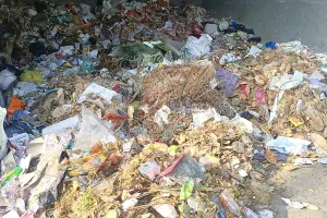 Safai Karamchari Strike: सफाई कर्मचारियों की हड़ताल जारी, जगह जगह लगे कूड़े के ढेर