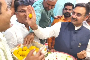 स्पीकर हरविंद्र कल्याण ने घरौंडा रेलवे स्टेशन पर यात्रियों को स्वयं अपने हाथों से जल पिलाकर की सेवा
