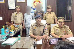 खोड़ा पुलिस की बड़ी कार्रवाई, दो वाहन चोर गिरफ्तार; आठ चोरी के दोपहिया वाहन बरामद 