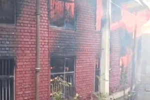 कोर्ट के रिकॉर्ड रूम में लगी आग, बिल्डिंग का एक हिस्सा ढहा 