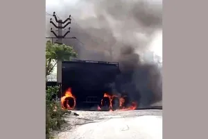 Truck Fire: चलते सीएनजी ट्रक में लगी भीषण आग, ड्राइवर ने कूदकर बचाई जान