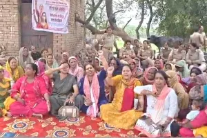 सांसद इकरा हसन के आवास के बाहर धरने पर बैठी महिलाएं, महिला आरक्षण बिल के विरोध पर प्रदर्शन