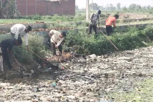 कण्डेला में तालाब में चलाया गया सफाई अभियान
