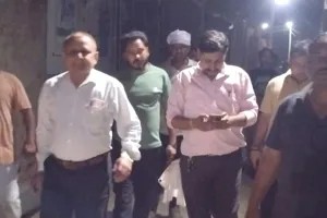 Electricity Theft: कैराना में देर रात विद्युत विभाग की छापेमारी, आठ घरों में पकड़ी बिजली चोरी