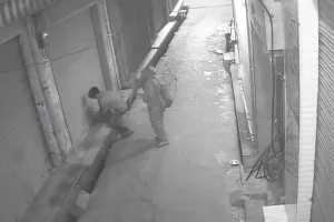 कॉस्मेटिक की दुकान में चोरी, घटना सीसीटीवी कैमरे में कैद