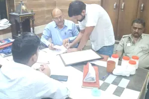कण्डेला में पनीर फैक्ट्री पर एसडीएम कैराना की छापेमारी, सैंपल भरे