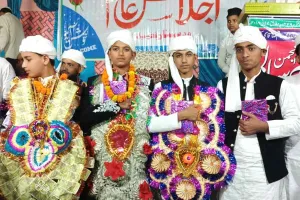 शैक्षिक कार्यक्रम में छात्रों की दस्तारबंदी, छात्राओं की हौसला अफ़ज़ाई