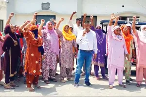 जल संकट झेल रहे चंदाना गेट के लोग, फूटा गुस्सा, नारेबाजी