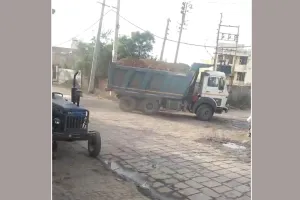खांडा गांव के ग्रामीण ओवरलोड रेत से भरे डंपरों से  परेशान
