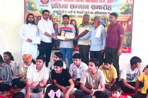 रोहतक जिले में टॉप करने वाली रिद्धिमा को 31 हजार के पुरस्कार से किया सम्मानित 