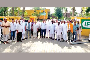 सोसायटी का चुनाव रद्द होने से भड़के ग्रामीण, सोसायटी कार्यालय पर जड़ा ताला
