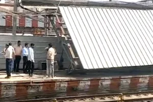 Railway Station News: लखनऊ चारबाग स्टेशन पर बड़ा हादसा, प्लेटफॉर्म का टीन शेड गिरने से कई यात्री घायल