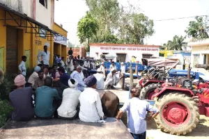 सम्भलहेड़ा सहकारी केंद्र पर खाद को लेकर हंगामा, ब्लैक में बिक्री के आरोप