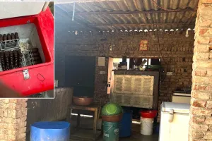 मीरापुर में अवैध आइसक्रीम फैक्ट्री पर खाद्य सुरक्षा विभाग की बड़ी छापेमारी, गंदगी और एक्सपायरी दूध मिलने पर उत्पादन कराया बंद