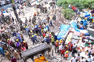 Mumbai Railway News: मुंबई में रेलवे का बड़ा एक्शन, बांद्रा ईस्ट स्टेशन पर 500 अवैध निर्माणों पर चला बुलडोजर