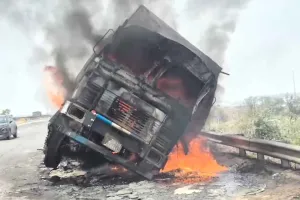 Truck Fire: मायना के पास चलते ट्रक में आग, दमकल विभाग ने कड़ी मशक्कत के बाद पाया काबू