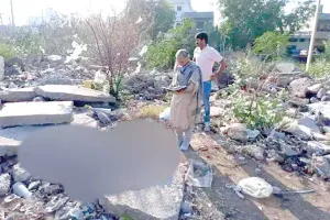 युवक की तेजधार हथियार से हत्या कर झाड़ियों में फेंका शव