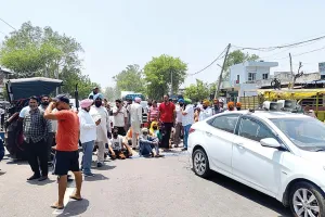 बिजली कटौती से परेशान लोगों ने पटियाला-पिहोवा हाईवे जाम कर पॉवरकॉम के खिलाफ किया प्रदर्शन